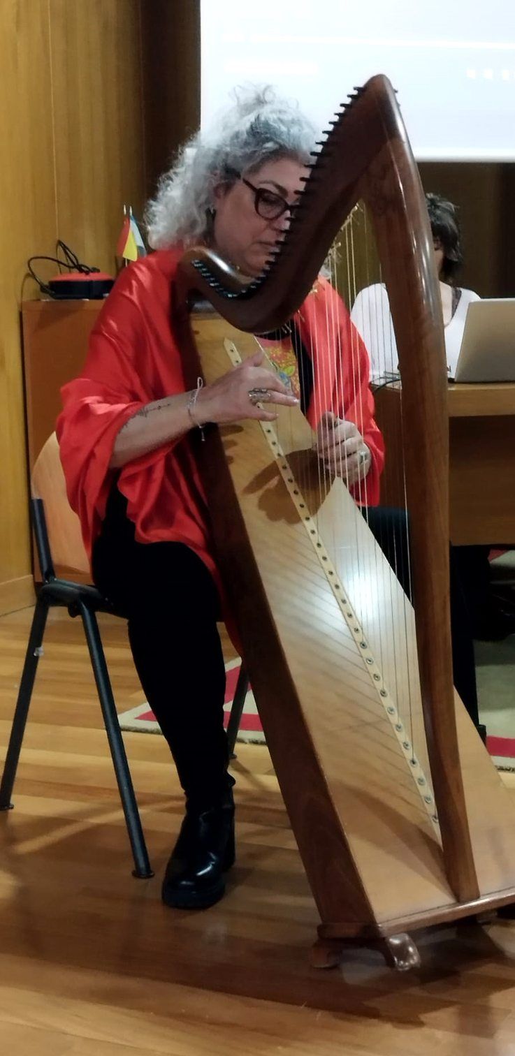 El acto de presentación de «As trobadoras silenciadas», segundo poemario de la viguesa Clara Pino, con ilustraciones de la valguesa Ángeles Garrido.