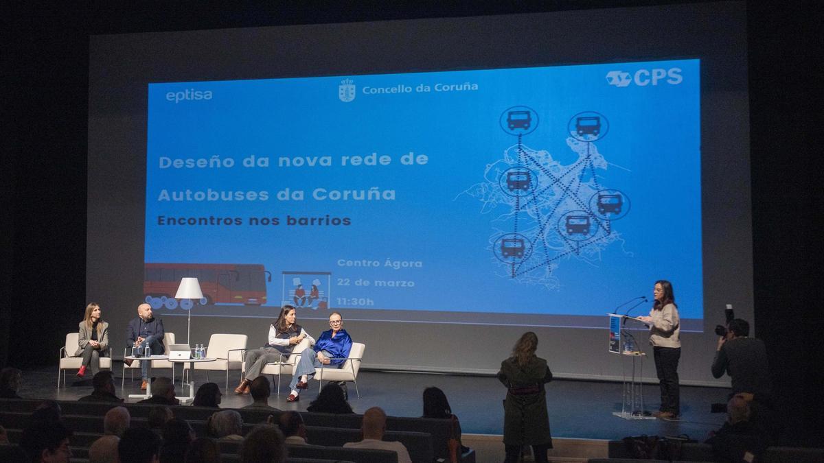 La alcaldesa, ediles del Gobierno y vecinos, este sábado en el Ágora.