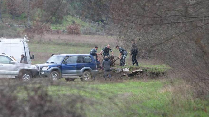 Los agentes descubren el pozo en el que aparecieron los cuerpos.