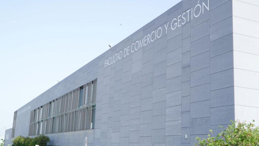 Fachada de la Facultad de Comercio y Gestión de la Universidad de Málaga | LA OPINIÓN