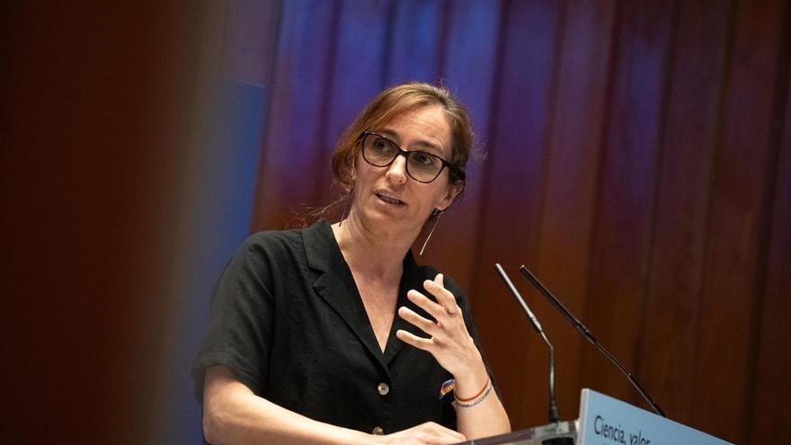 Mónica García ayuda a reanimar a un hombre que se ahogaba en una piscina natural