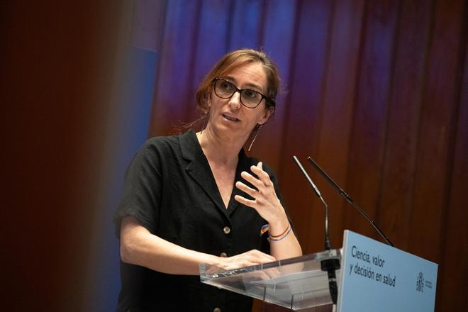 Mónica García ayuda a reanimar a un hombre que se ahogaba en una piscina natural de León