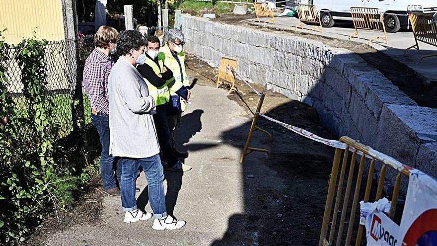 La concejala Eva Villaverde visitó ayer las obras. |   // RAFA VÁZQUEZ