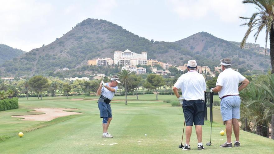 Varios golfistas juegan en uno de los campos de golf de La Manga