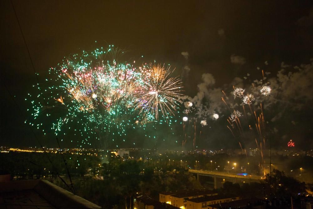 La Palmera de la Virgen ha hecho que la noche se convierta en día, en el cierre de la Nit de l''Albà