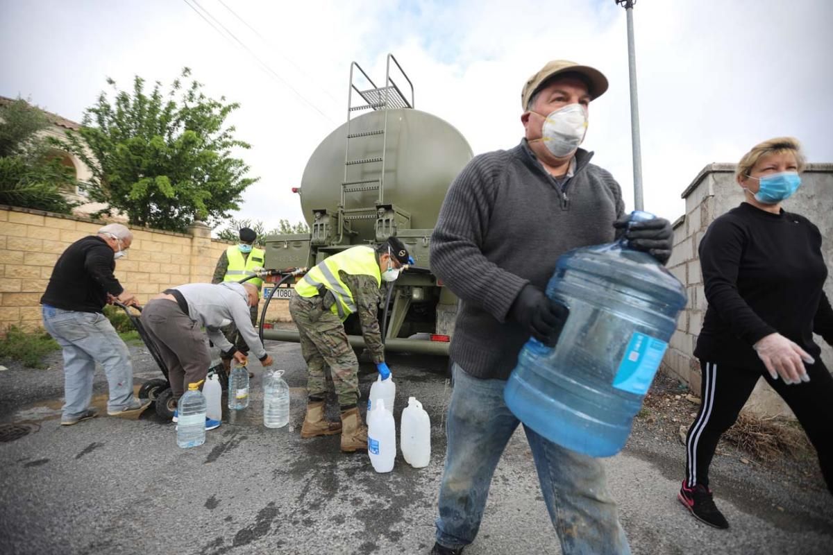 El Ejército reparte agua en las parcelaciones de Córdoba