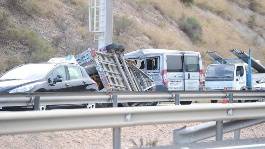 Atascos kilométricos tras el accidente de una furgoneta en la A7