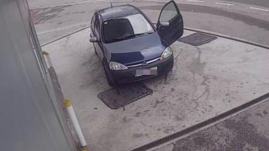 El atracador de la gasolinera de Trubia reconoce el asalto, pero no que fuera armado