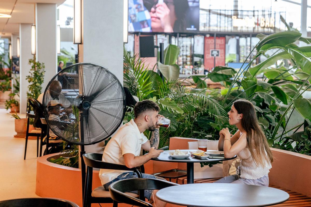 Barcelona 19/08/2026 Sociedad. Turistas se refugian en centros comerciales durante las horas de más calor en Barcelona. AUTOR: JORDI OTIX