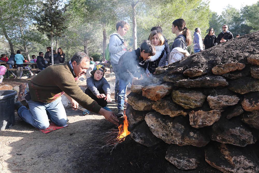 Los colegios de Sant Antoni inauguraron ayer esta fiesta al aire libre que continúa todo el fin de semana.