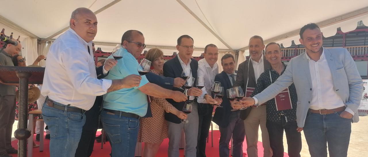 Autoridades y representantes de diferentes entidades brindan por los vinos de Toro