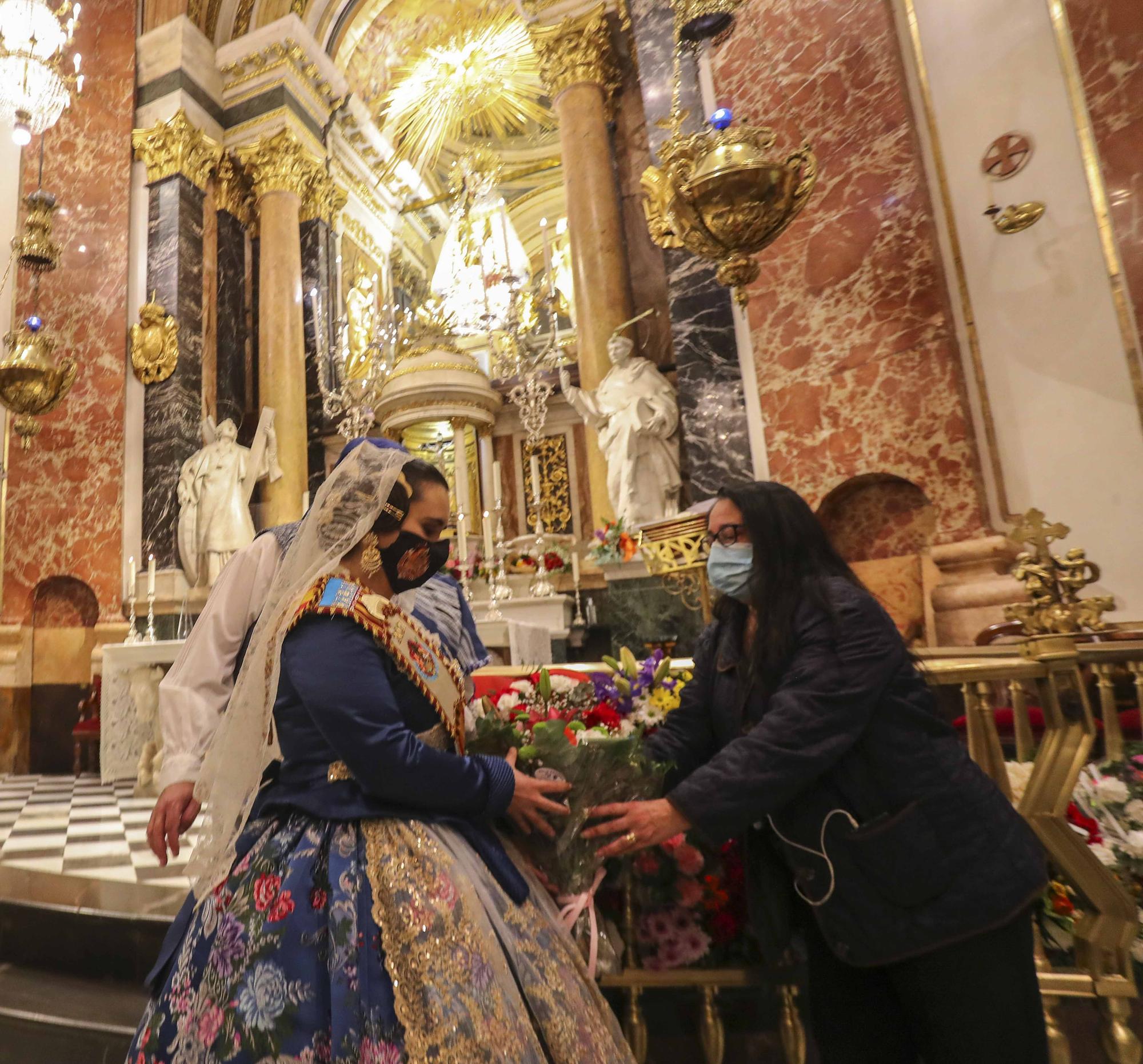 Flores de los falleros a la Virgen en el primer día de la "no ofrenda"