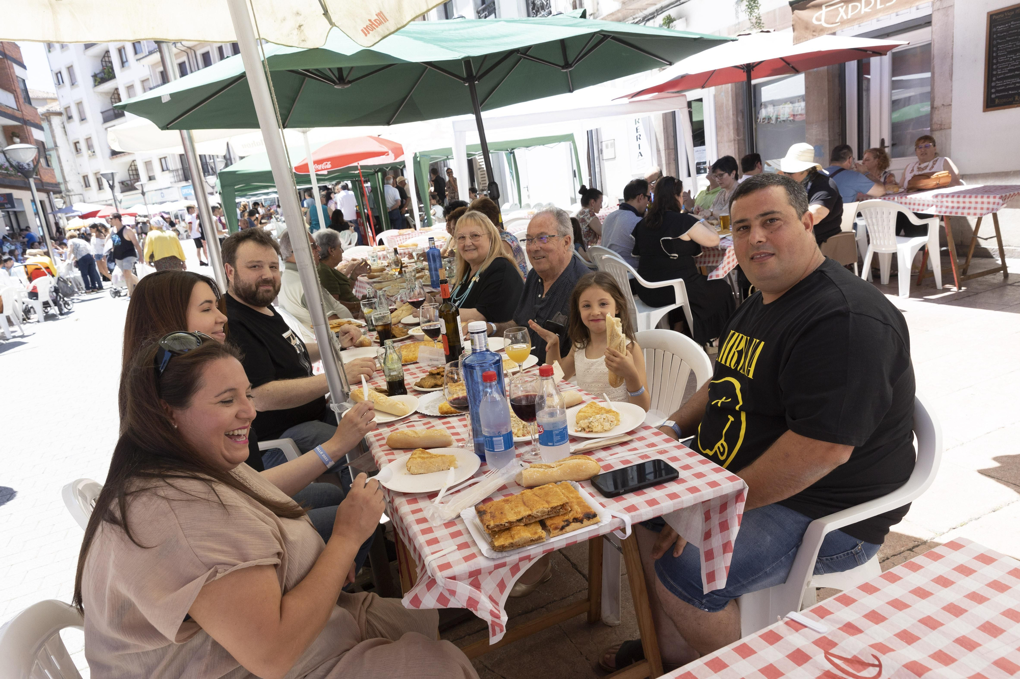 En imágenes: así fue la comida en la calle de Grado