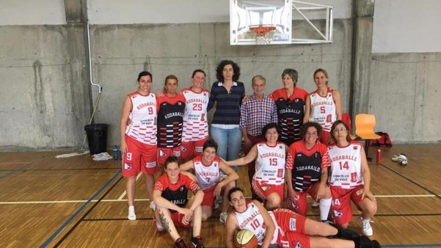 Martínez, con algunas de sus exjugadoras, reunidas hace años en el Rodaballo. | // FDV
