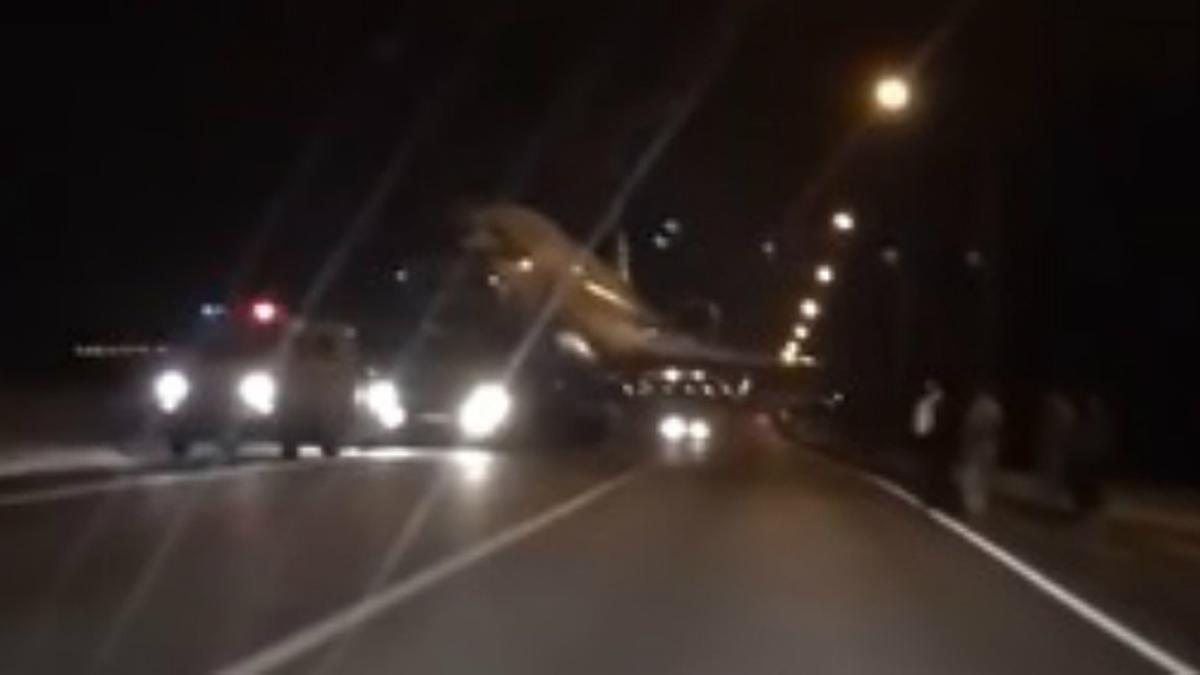 Un vídeo muestra a una aeronave siendo remolcada por una vía convencional