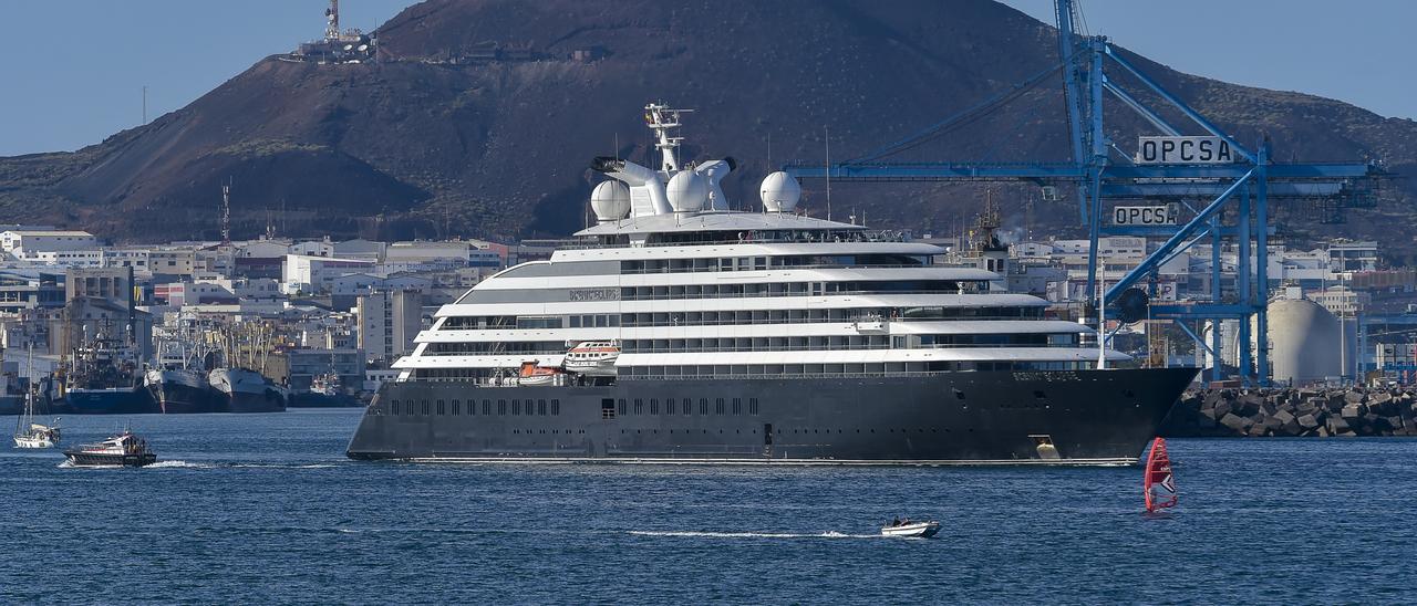 Buque de pasajeros Scenic Eclipse, saliendo del puerto.