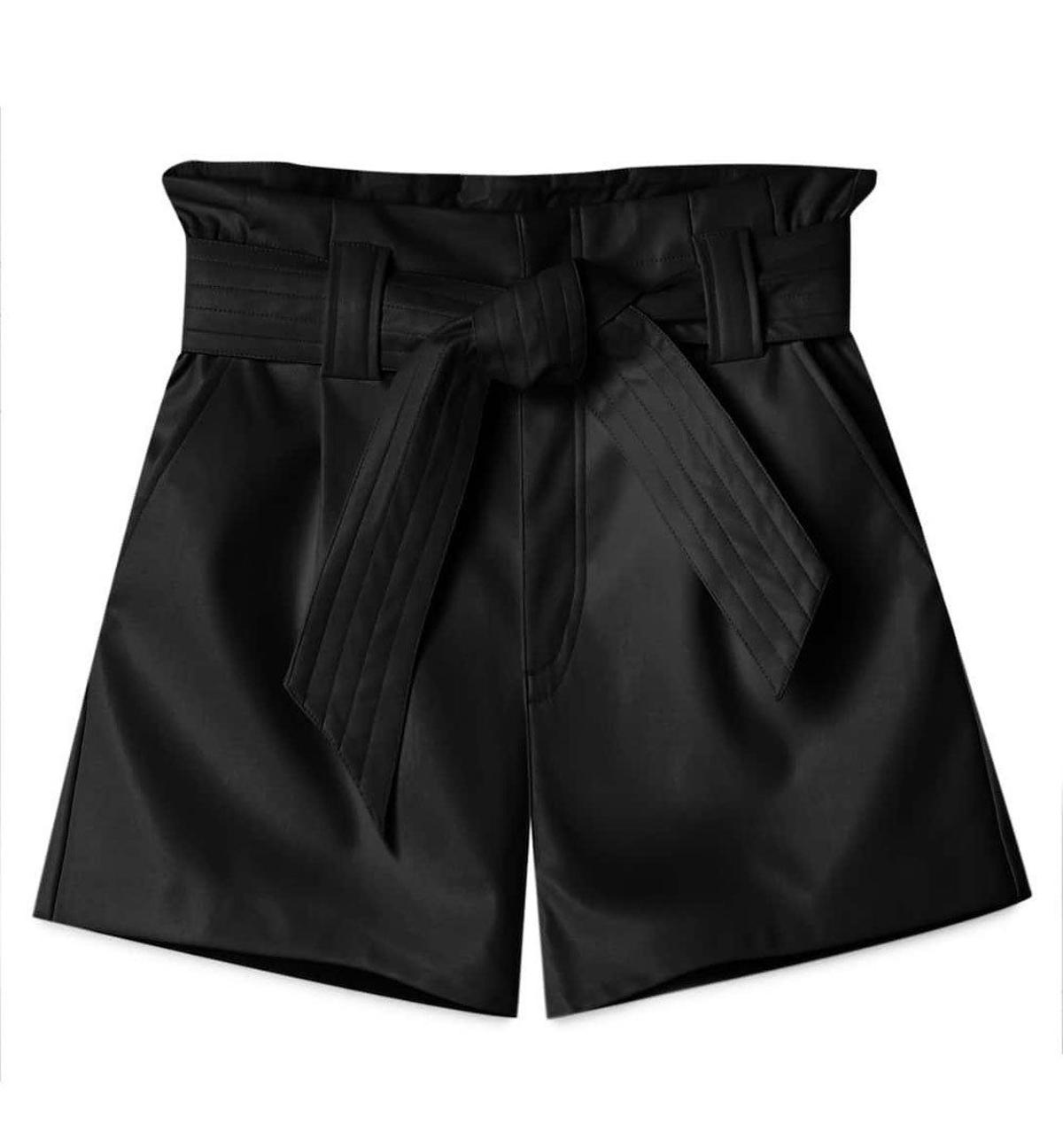 Shorts negros de efecto piel de Stradivarius. (Precio: 19,99 euros)