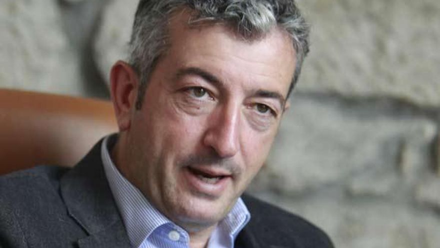 Fernando Guitián, ayer, ante el Concello de Gondomar. // José Lores