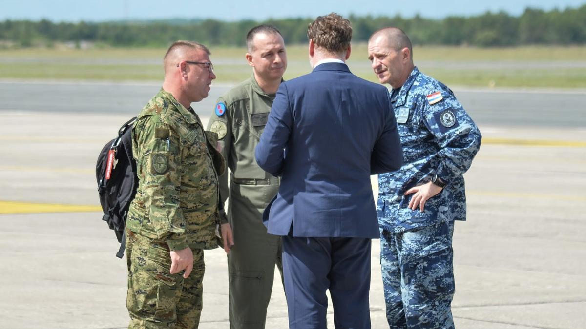 El ministro de Defensa de Croacia, Mario Banožić, tras una rueda de prensa sobre el accidente de un helicóptero militar húngaro.