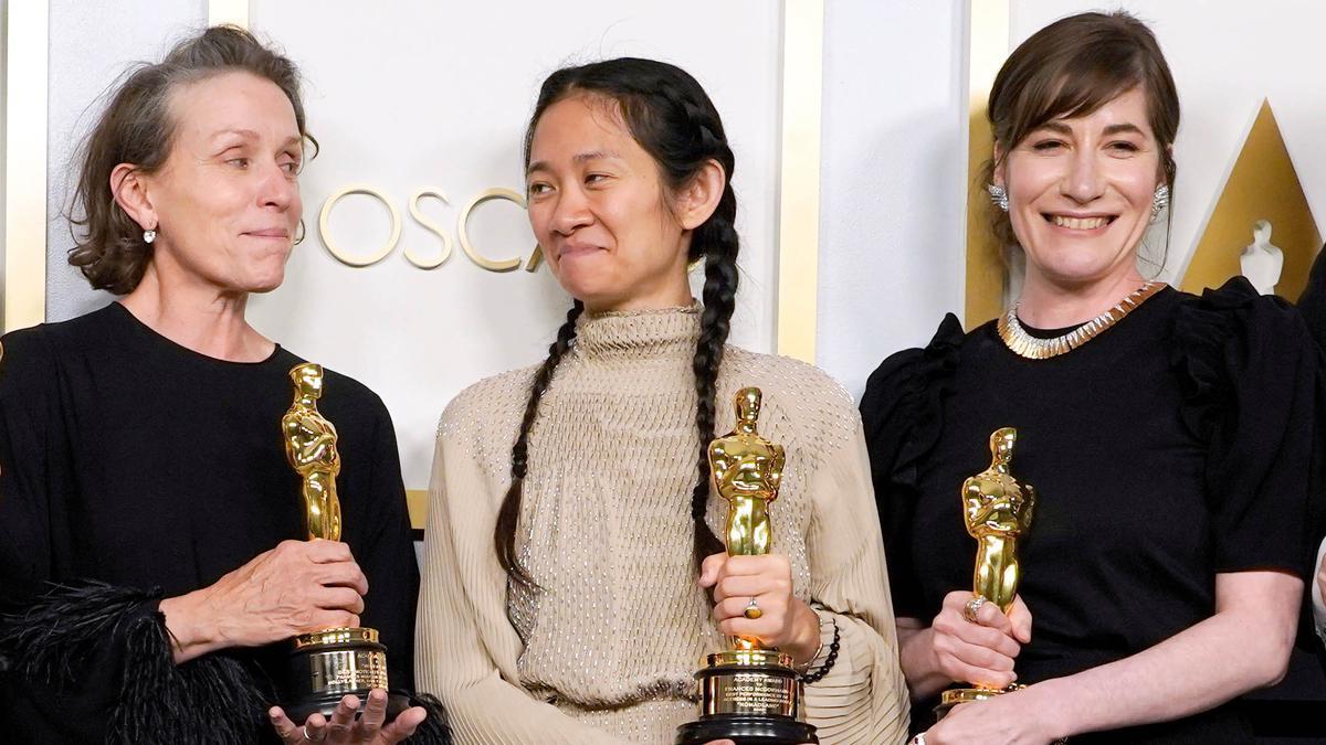 Frances McDormand, Choe Zhao y Mollye Asher, las tres ganadoras por 'Normadland'.