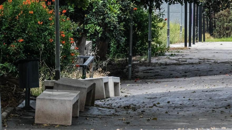 Vista del paseo y sus bancos, afectado por los desniveles del terreno. | |