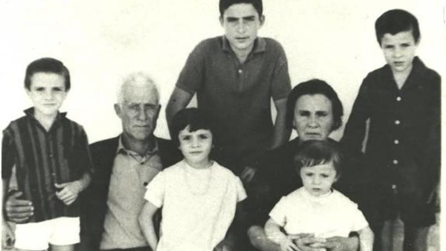 Foto antigua de Girona con su mujer, Josefina, y sus cinco hijos.