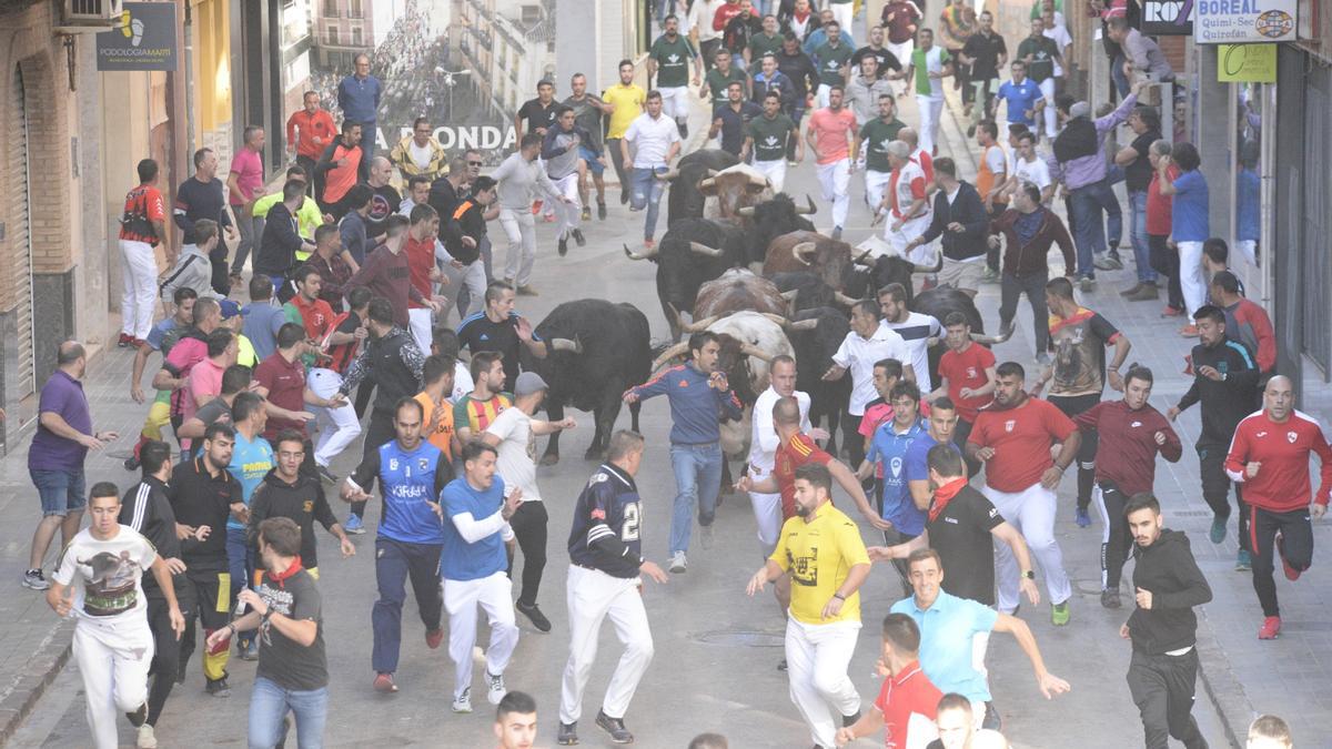 Imagen de un multitudinario encierro de ‘bous al carrer’ en la última edición que se pudo celebrar de la Fira d’Onda, en octubre del 2019.