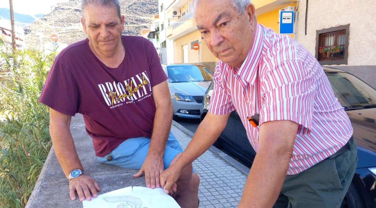 y Avelino hacen un repaso por el barrio de María Jiménez, donde reclaman mejoras en la accesibilidad, además de advertir del olvido en el que se encuentra el antiguo colegio o la situación de los barrancos.| e.d.