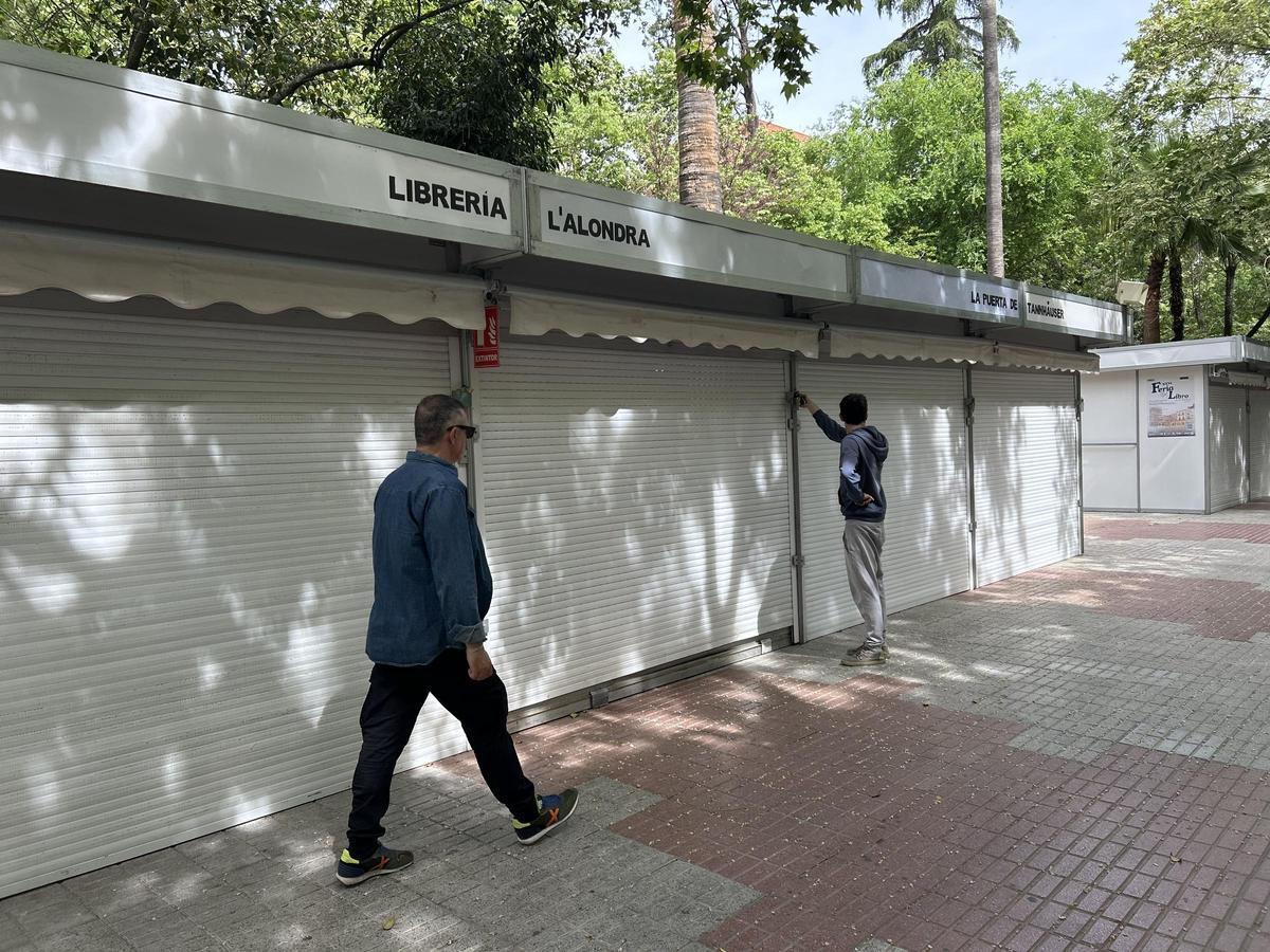 Fotogalería | Todo listo para el arranque de la Feria del Libro de Cáceres Fotogalería | Todo listo para el arranque de la Feria del Libro de Cáceres