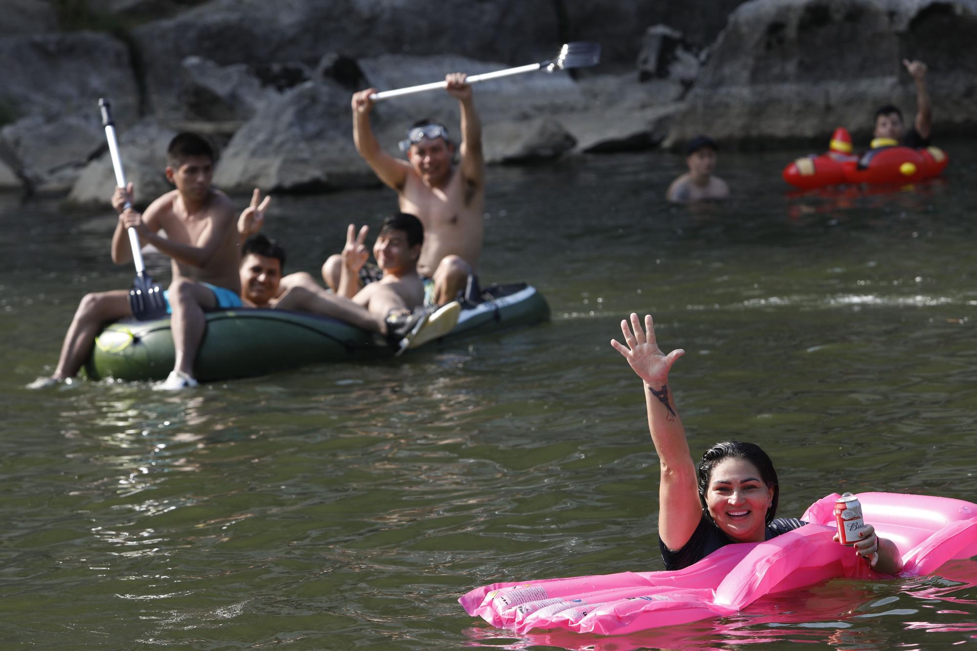 Oviedo se refresca de la ola de calor en Las Caldas