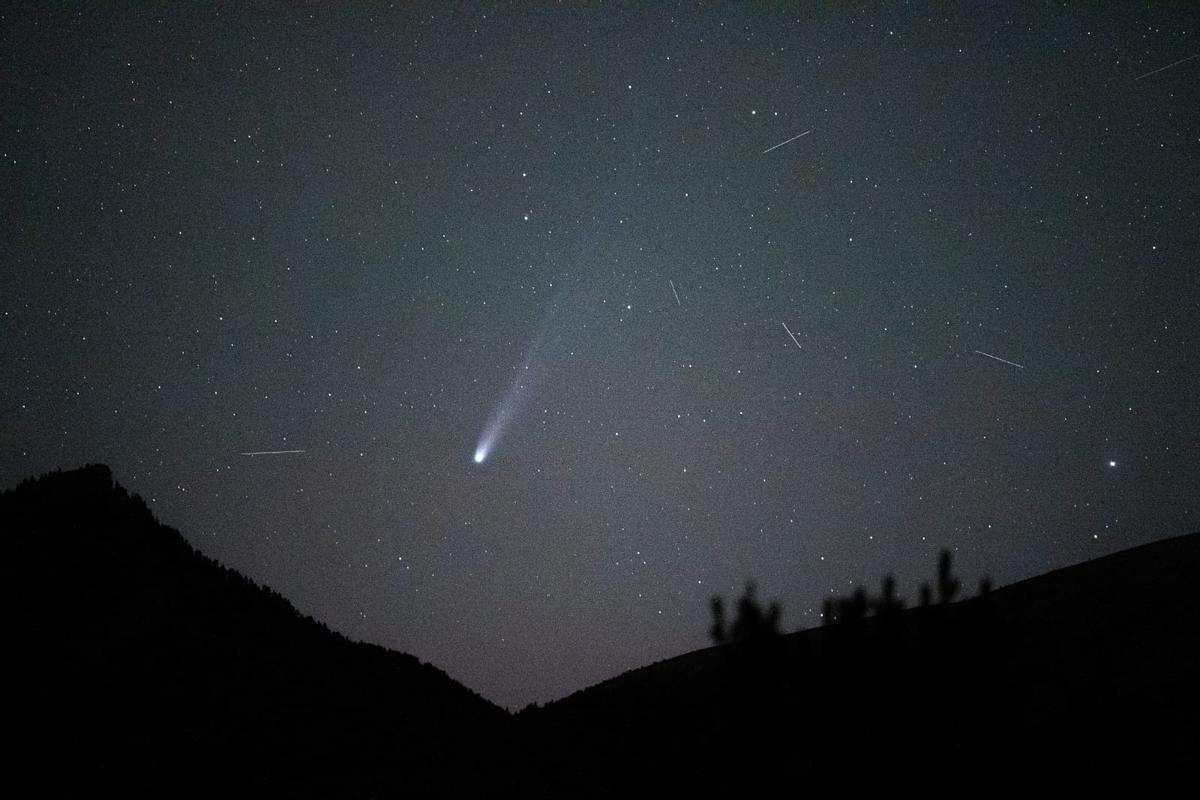 El cometa Lemmon desde una de las laderas de la montaña.