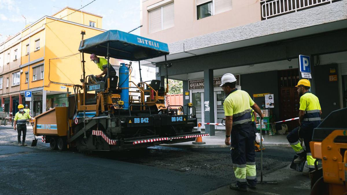 Trabajos de asfaltado en una calle. | E. D.