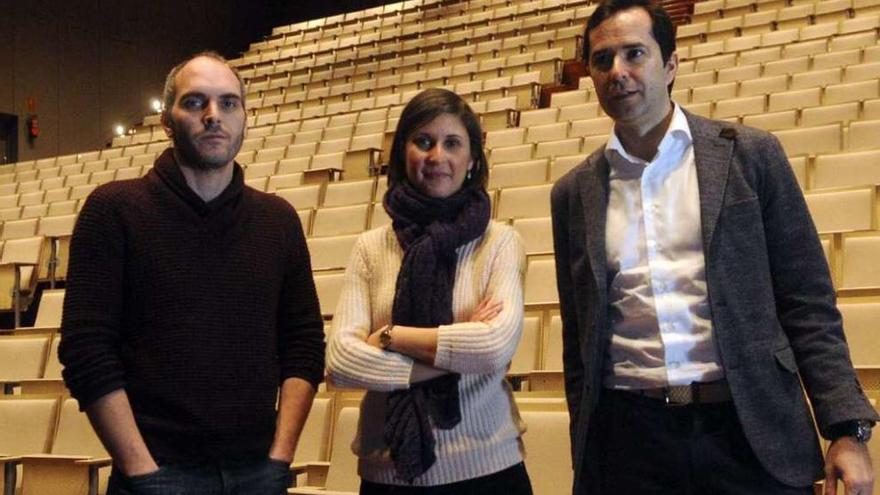 Tito Asorey, Sonia Outón y Jacobo Sutil, en el Auditorio Municipal de Vilagarcía. // Noé Parga