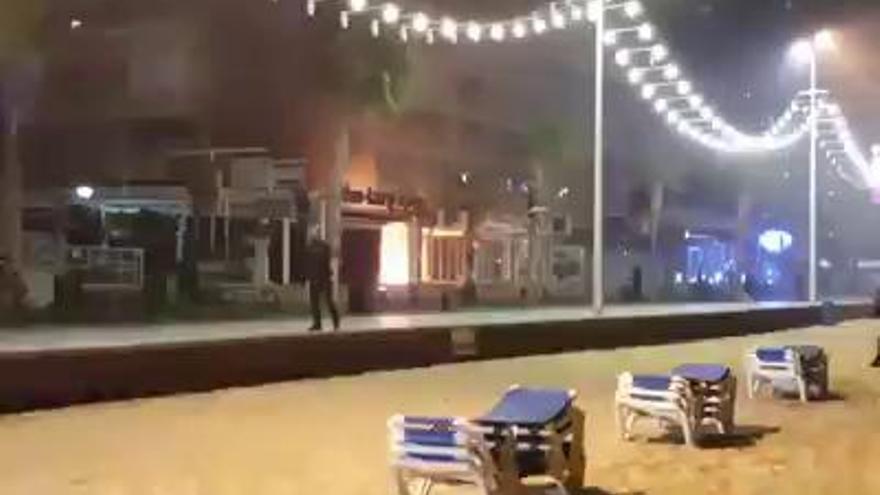 Arde un bar en primera línea de la playa de Levante de Benidom