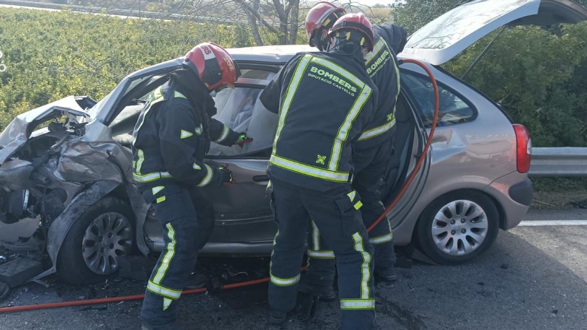 Imagen de los bomberos de la Diputación trabajando en el lugar del accidente