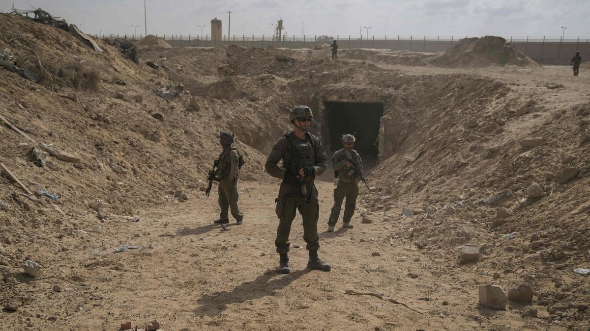 Militares israelíes junto a un túnel que el ejército del país atribuye a Hamás, en el sur de Gaza.