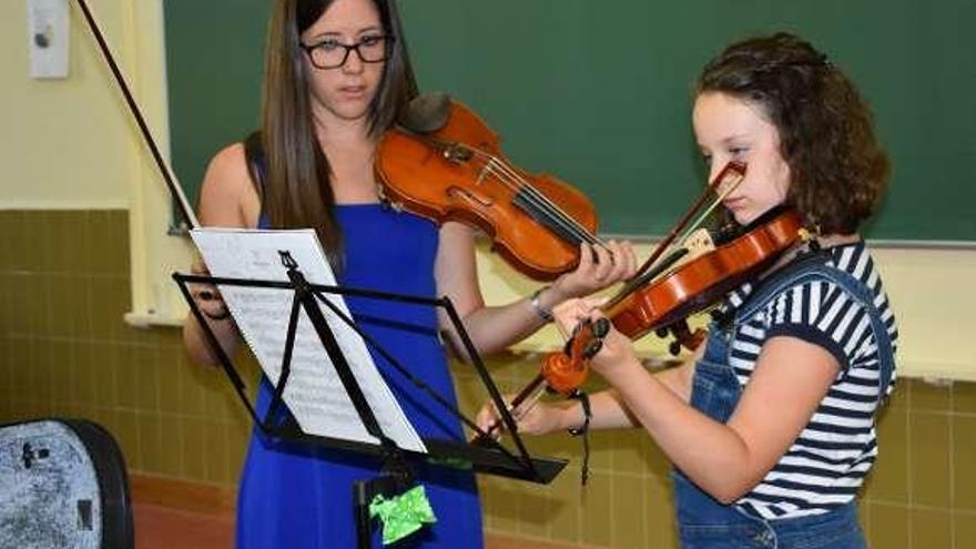 Clases prácticas del curso de música.