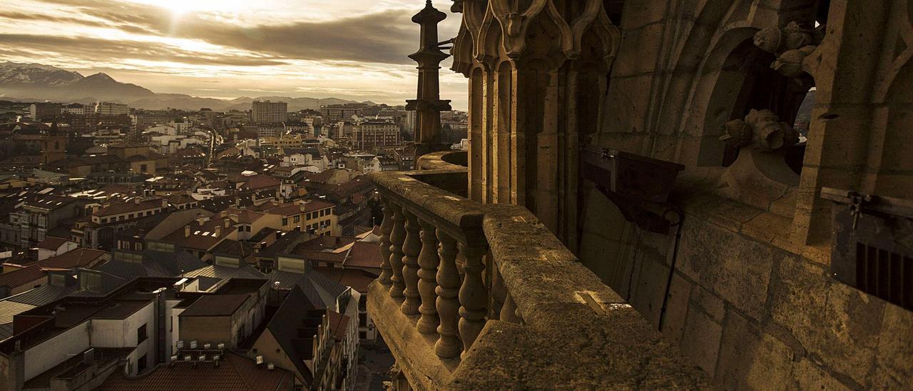 Una vista de Oviedo desde la torre de la Catedral. | Irma Collín