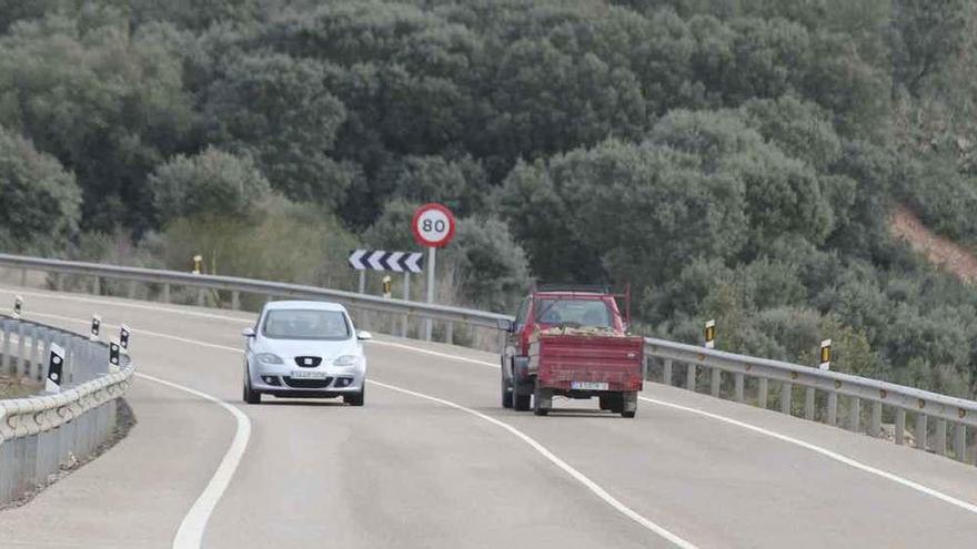 Dos vehículos circulando por la N-122, entre Zamora y Muelas del Pan.