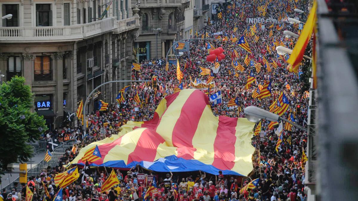 Una 'estelada' gigante en la Via Laietana, en la Diada del 2021.