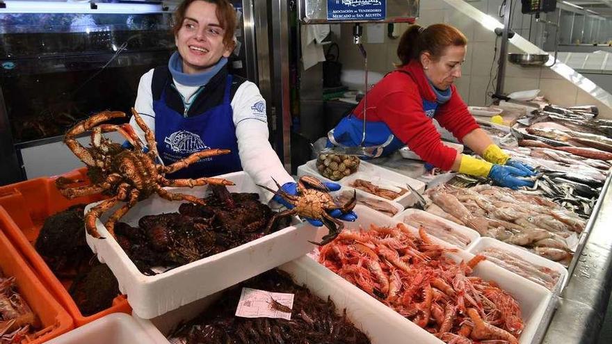 Ángela Barrán muestra el producto que viene estas Navidades.