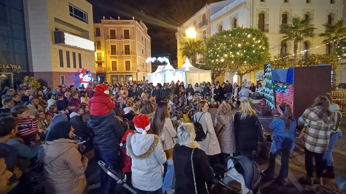 Imagen del tradicional Mercat de Nadal de la edición 2024 en Onda, que congregó a numerosas familias en la plaza El Pla.
