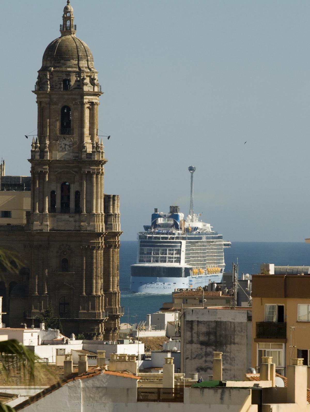 El crucero Allure of the Seas, el por entonces barco más grande del mundo, parte de Málaga en su visita en 2015.