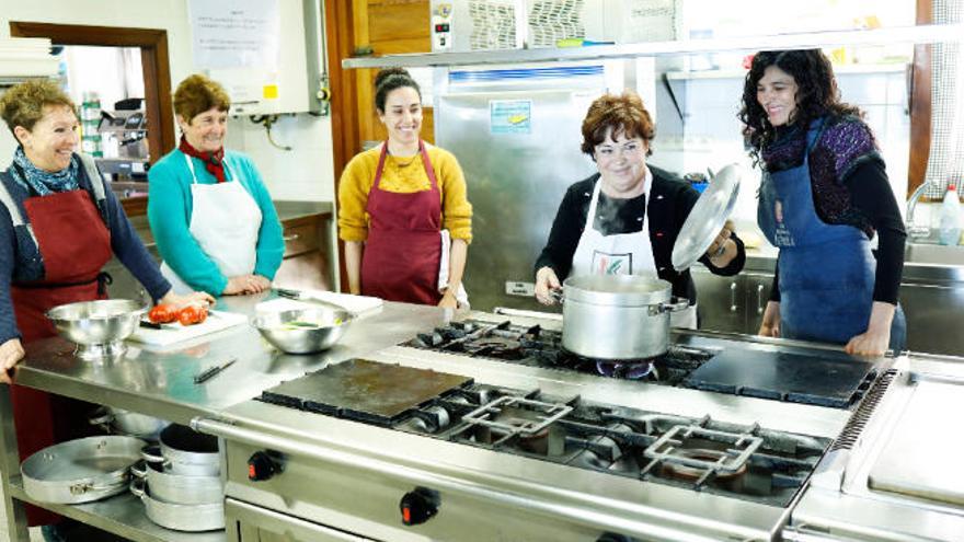 Imagen de una actividad impulsada por la Obra Social la Caixa que se desarrolló en una cocina.