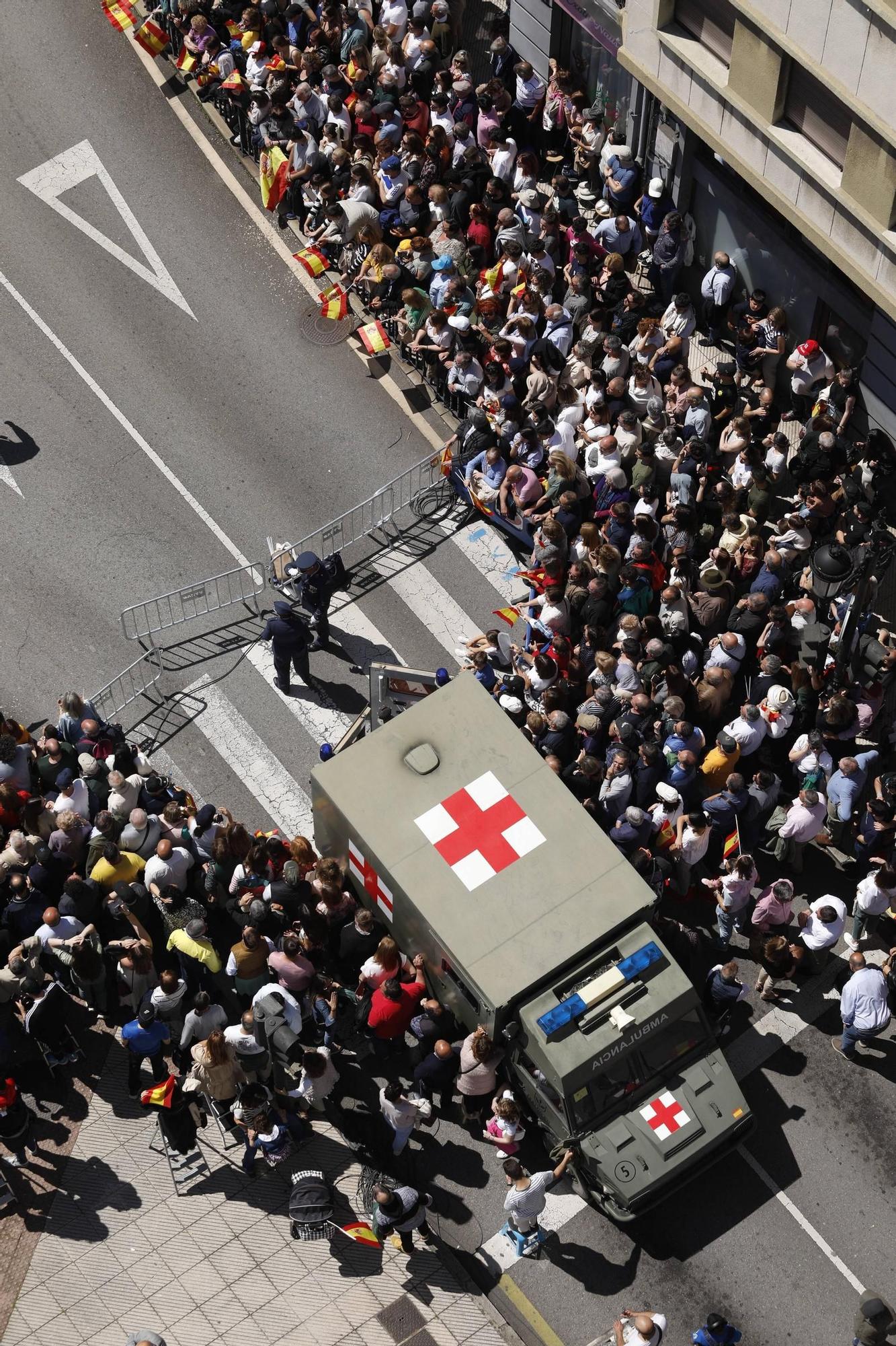 EN IMÁGENES: Así fue el multitudinario desfile en Oviedo por el Día de las Fuerzas Armadas