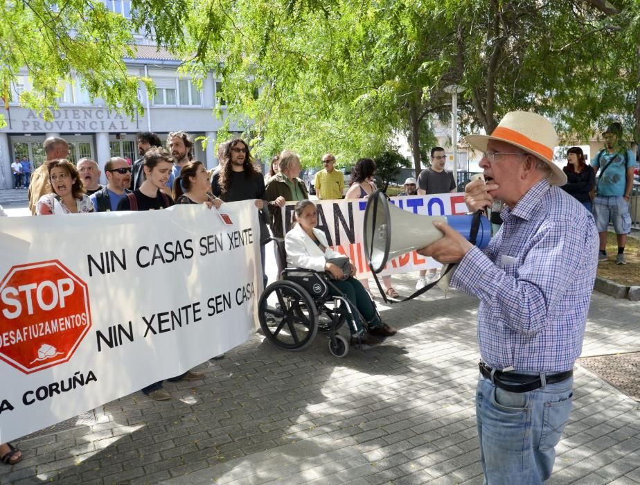 Los miembros de la asociación se concentran en la Audiencia para apoyar a una coruñesa que acude a una vista relacionada con su procedimiento de ejecución hipotecaria, demandada por el banco.