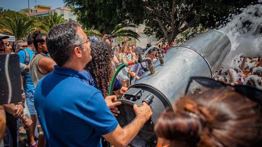 El concejal del distrito Salud-La Salle, Carlos Tarife, dio el cañonazo de salida de la fiesta de la espuma.