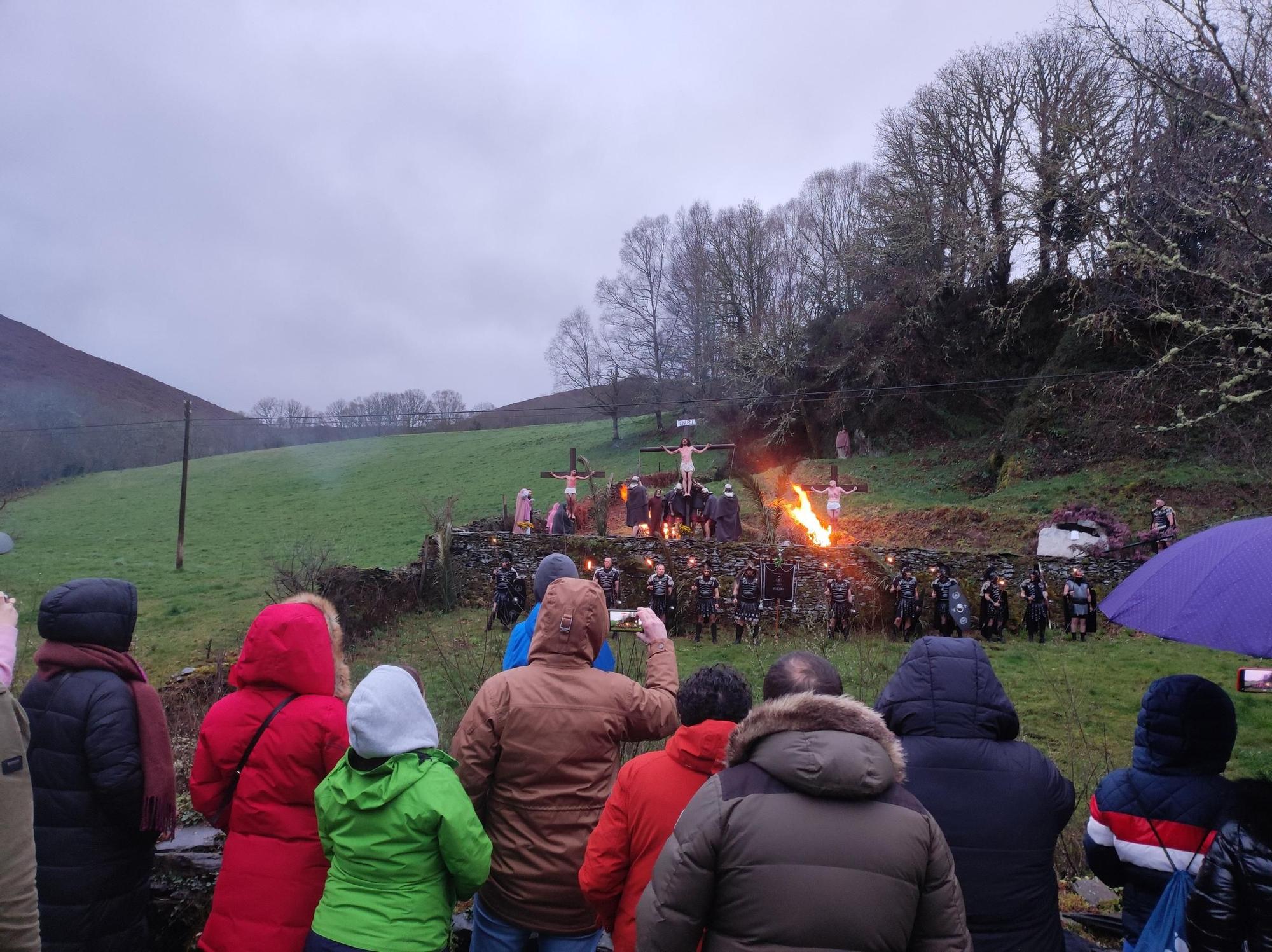 En imágenes: El espectacular vía crucis viviente de Villanueva de Oscos