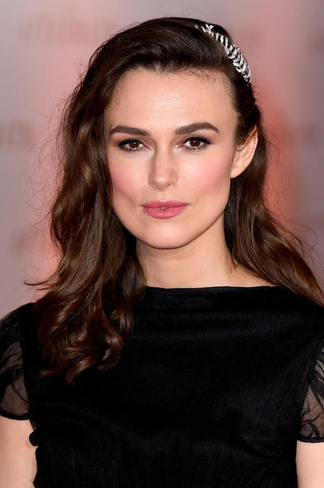 Keira Knightley con maquillaje en tonos rosas y peinado con horquilla joya