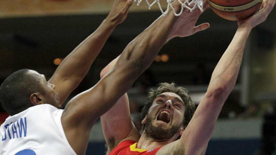 Pau Gasol, en un dura pugna bajo canasta con Diaw.